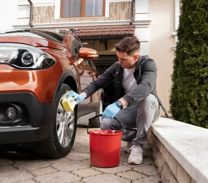 Lavage auto à domicile Saint-Just-Luzac : professionnel intervenant sur un véhicule